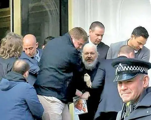 چرا آمریکا می‌خواهد از آسانژ انتقام بگیرد؟