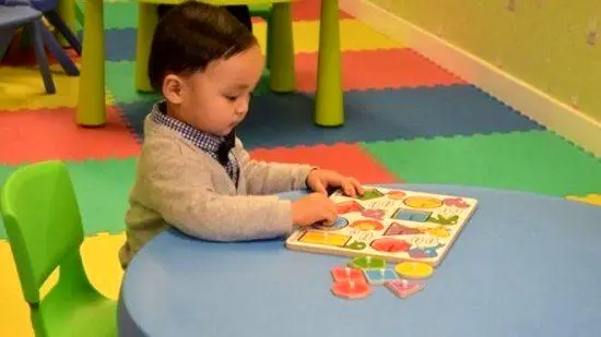 کودکی با دست‌های پیوندی+عکس