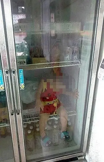 جنجالی شدن تصویر یک کودک داخل یخچال+عکس