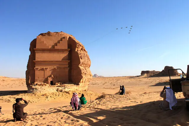 عربستان برای جذب گردشگر دست به دامان اینفلوئنسرهای چشم‌آبی شد! + عکس