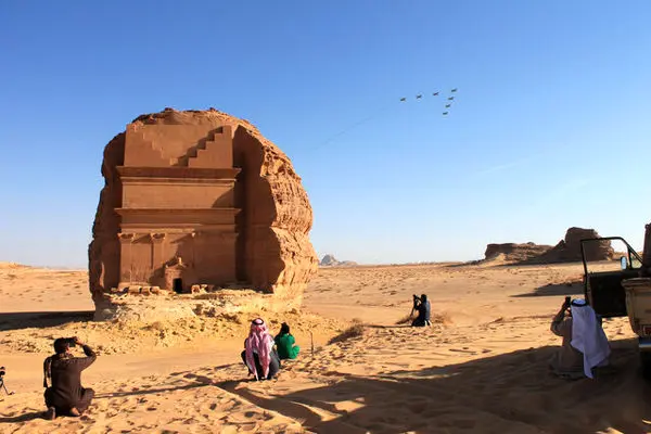 عربستان برای جذب گردشگر دست به دامان اینفلوئنسرهای چشمآبی شد! + عکس