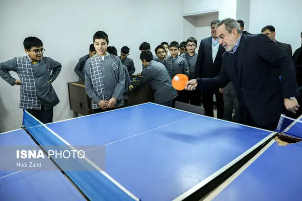 بازی کردن وزیر آموزش و پرورش با کودکان+ عکس