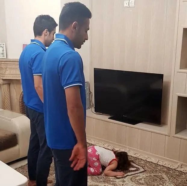 باجناق های استقلالی در حال نماز خواندن+عکس