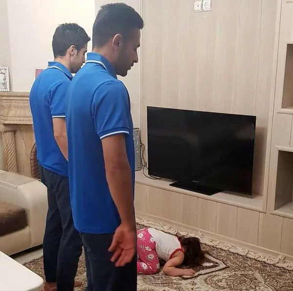 باجناق های استقلالی در حال نماز خواندن+عکس