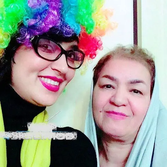 عکس مناسبتی خانم بازیگر با مادرش با موهایی رنگارنگ و عجیب
