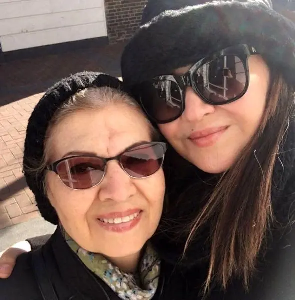 پوشش و حجاب متفاوت نیکی کریمی در آغوش مادرش/عکس
