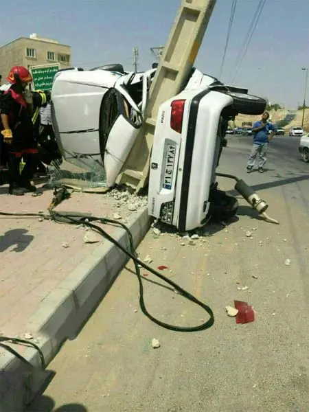 نصف شدن پرشیا در برخورد با تیر برق+عکس