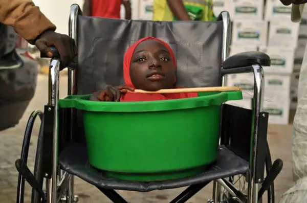 دختر عجیبی که 19 سال در یک سطل زندگی کرد! +عکس