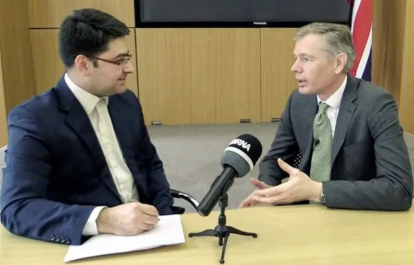  سفیر جدید انگلیس به همراه خانواده اش در تهران +عکس