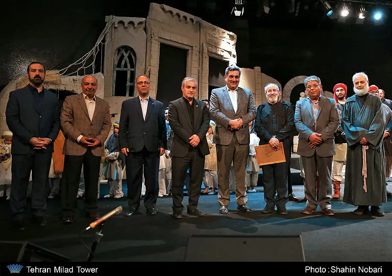 تجلیل شهردار تهران از جلیل فرجاد بازیگر نمایش خورشید کاروان در برج میلاد
