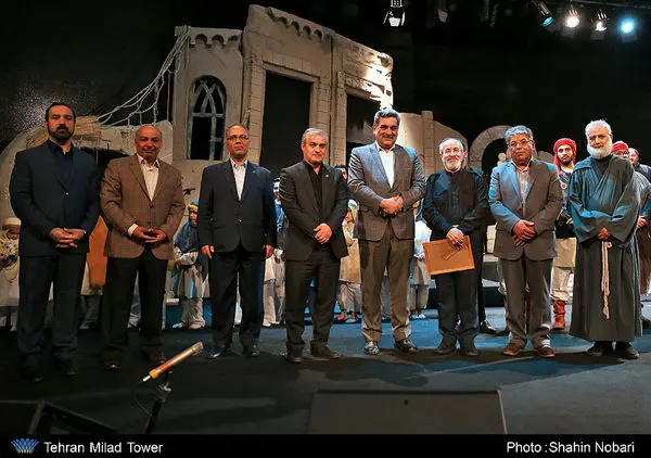 تجلیل شهردار تهران از جلیل فرجاد بازیگر نمایش خورشید کاروان در برج میلاد