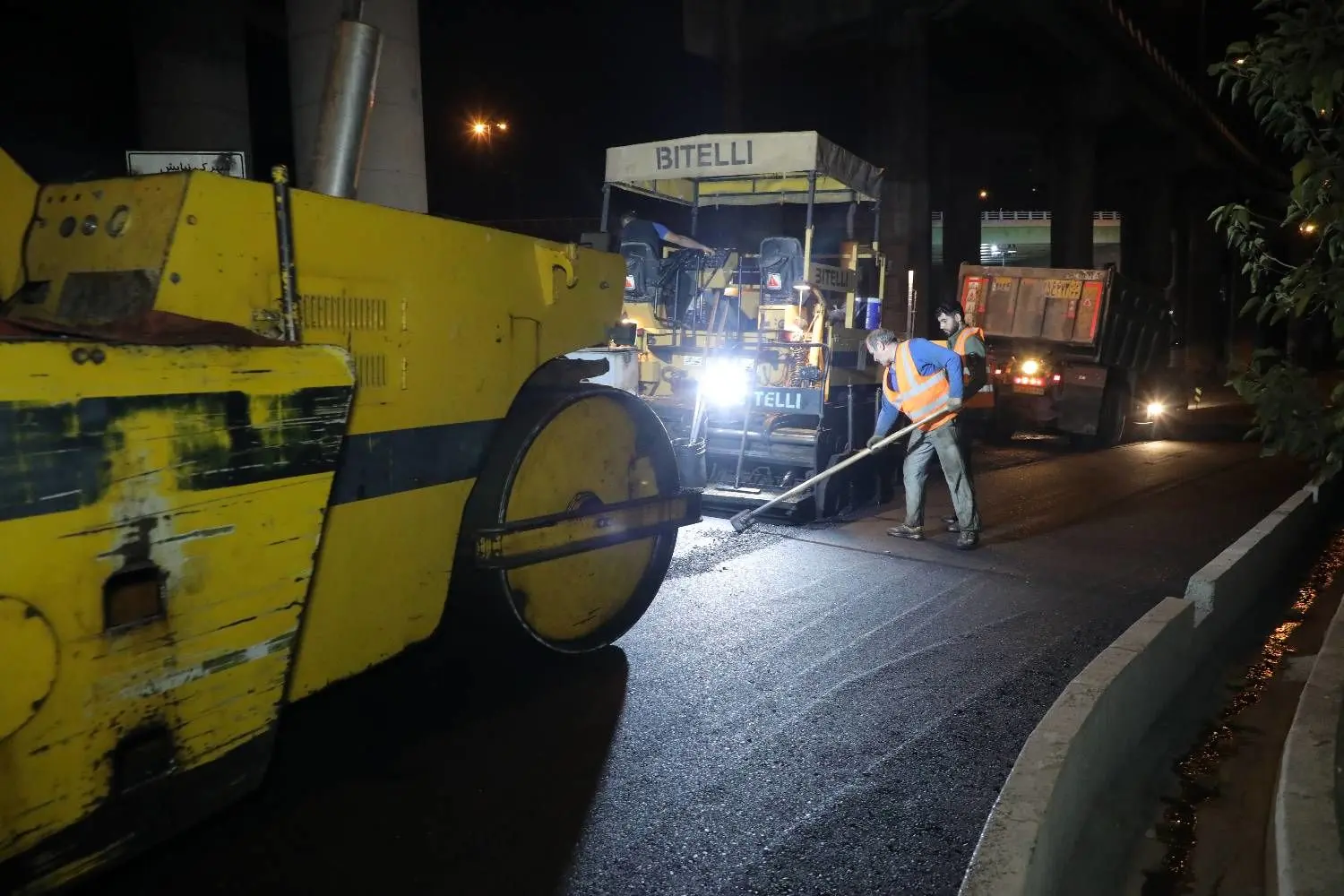 توزیع 10هزار تن آسفالت  در معابر منطقه2

