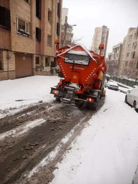 عملیات برف روبی با آماده باش شبانه روزی نیروهای برف روب در حال انجام است