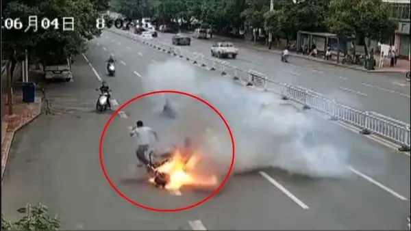 لحظه آتش گرفتن ناگهانی یک وسیله در خیابان! + عکس