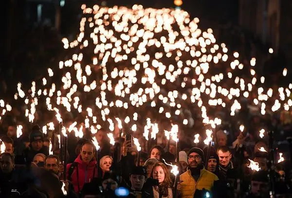 رودخانه آتش ۴۰ هزار نفری در اسکاتلند + عکس