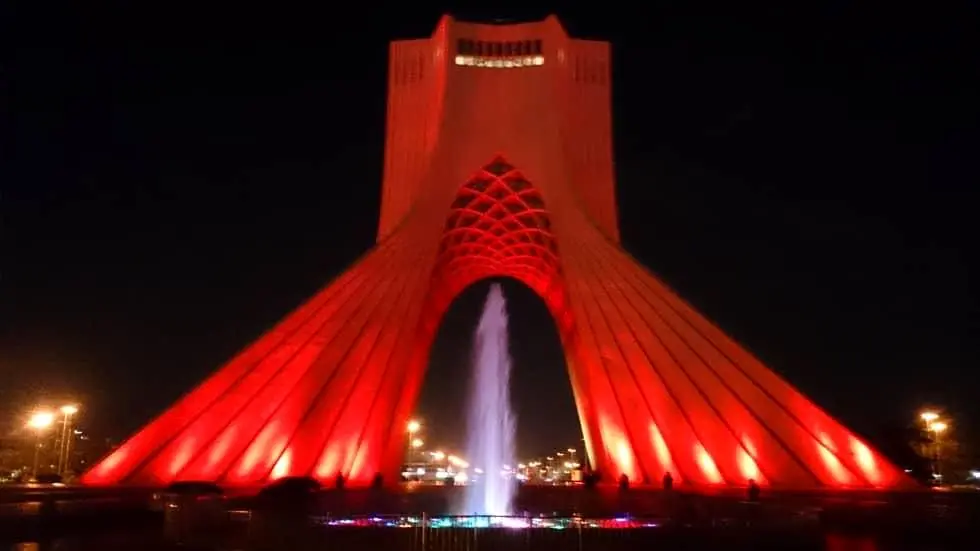 برج آزادی سرخ رنگ شد

