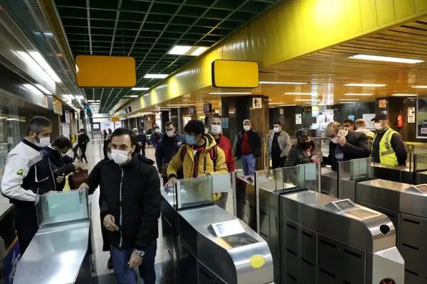 عدم رعایت مصوبات ستاد ملی مقابله با کرونا در ایام قرنطینه ابلاغی، باعث ازدحام مسافری در مترو شد
