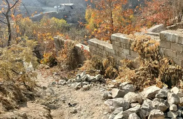 رفع خلاف از دیوارکشی و سقف غیر مجاز در کشار بالا انجام شد

