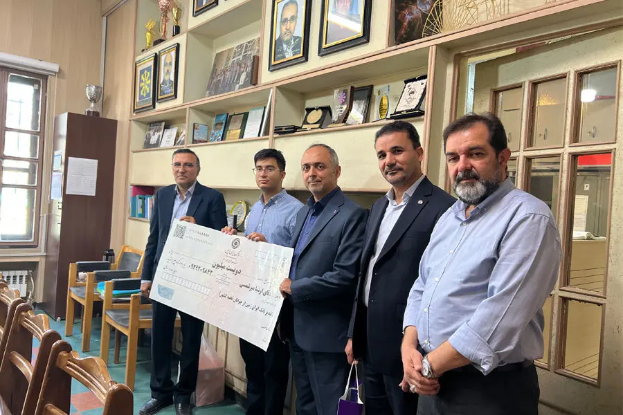 تقدیر بانک ایران‌زمین از دارنده مدال المپیاد جهانی نجوم

