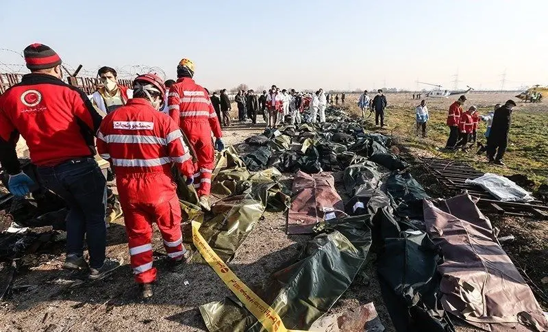 مراجعه خانواده‌ قربانیان سقوط هواپیما به پزشکی قانونی برای اخذ DNA