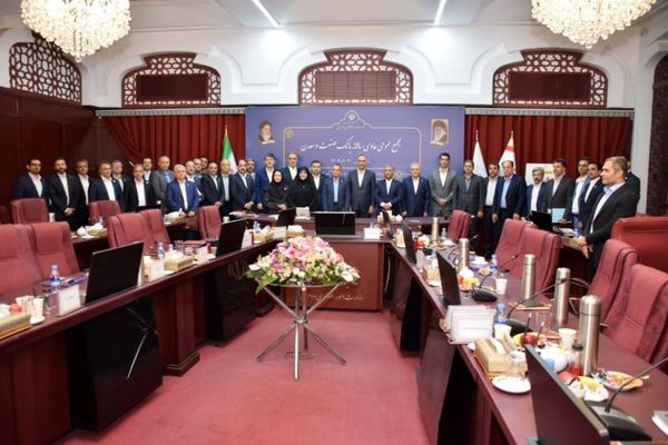 مجمع بانک صنعت ومعدن با حضور وزیر اقتصاد برگزار شد