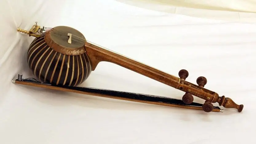 ساز کمانچه در پرس تی‌وی نواخته می‌شود