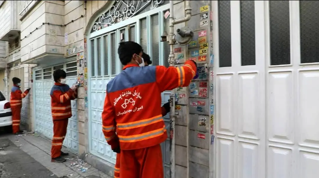 حذف برچسب های تبلیغاتی از جداره های شهری منطقه 19

