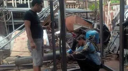 کار سخت و عجیب  پسر استثنایی با بازوی مصنوعی+عکس