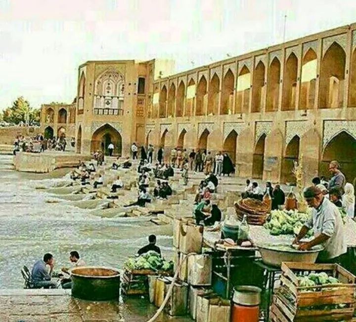 تصویری قدیمی از تفریح مردم در کنار زاینده رود