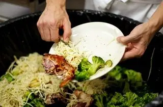 کار جالب رستوران‌دار کابلی برای جلوگیری از اسراف +عکس