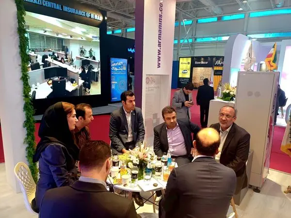 بازدید رئیس کل بیمه مرکزی از غرفه بیمه آرمان