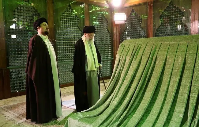 رهبر انقلاب درمرقد امام خمینی وگلزار شهدا حضور یافتند