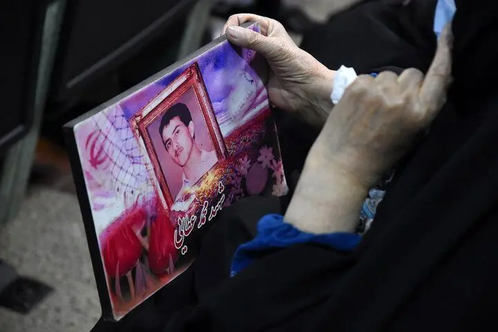 لزوم ترویج فرهنگ ایثار و شهادت در نسل جوان