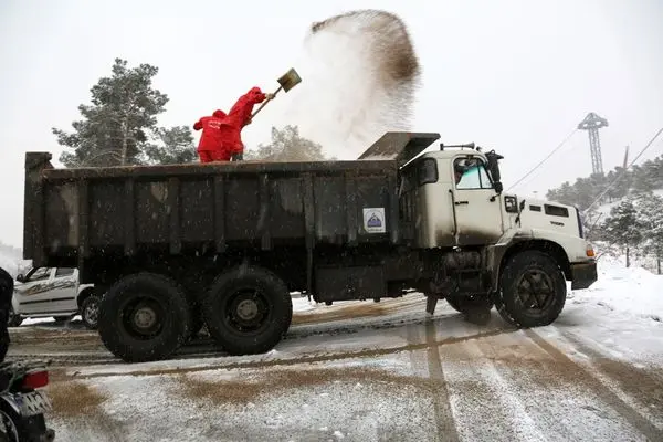 تلاش نیروهای برف روب منطقه چهار برای پاکسازی معابر