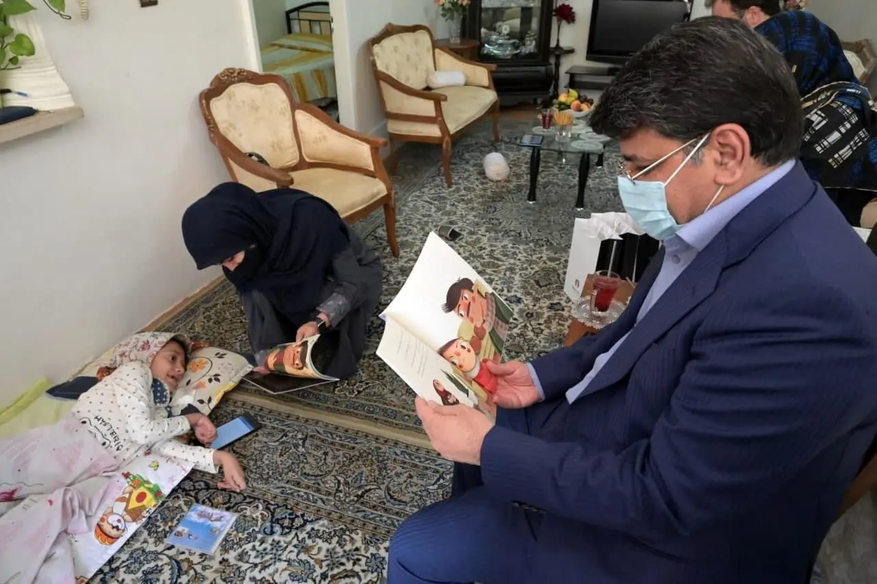 آرزوی چاپ کتاب دختر معلول و نویسنده شمیرانی محقق شد