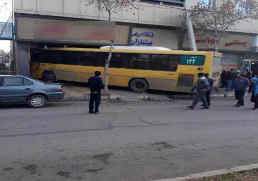 ورود اتوبوس به شیرینی فروشی در قزوین +تصاویر