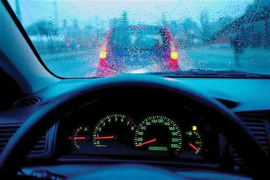 ۶ نکته برای رانندگی ایمن در روزهای بارانی+اینفوگرافیک
