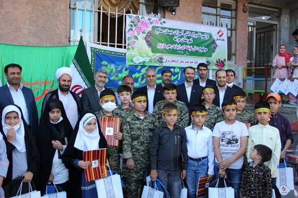 هدایای مقام معظم رهبری توسط بانک انصار به دانش‌آموزان مراغه‌ای اهدا شد