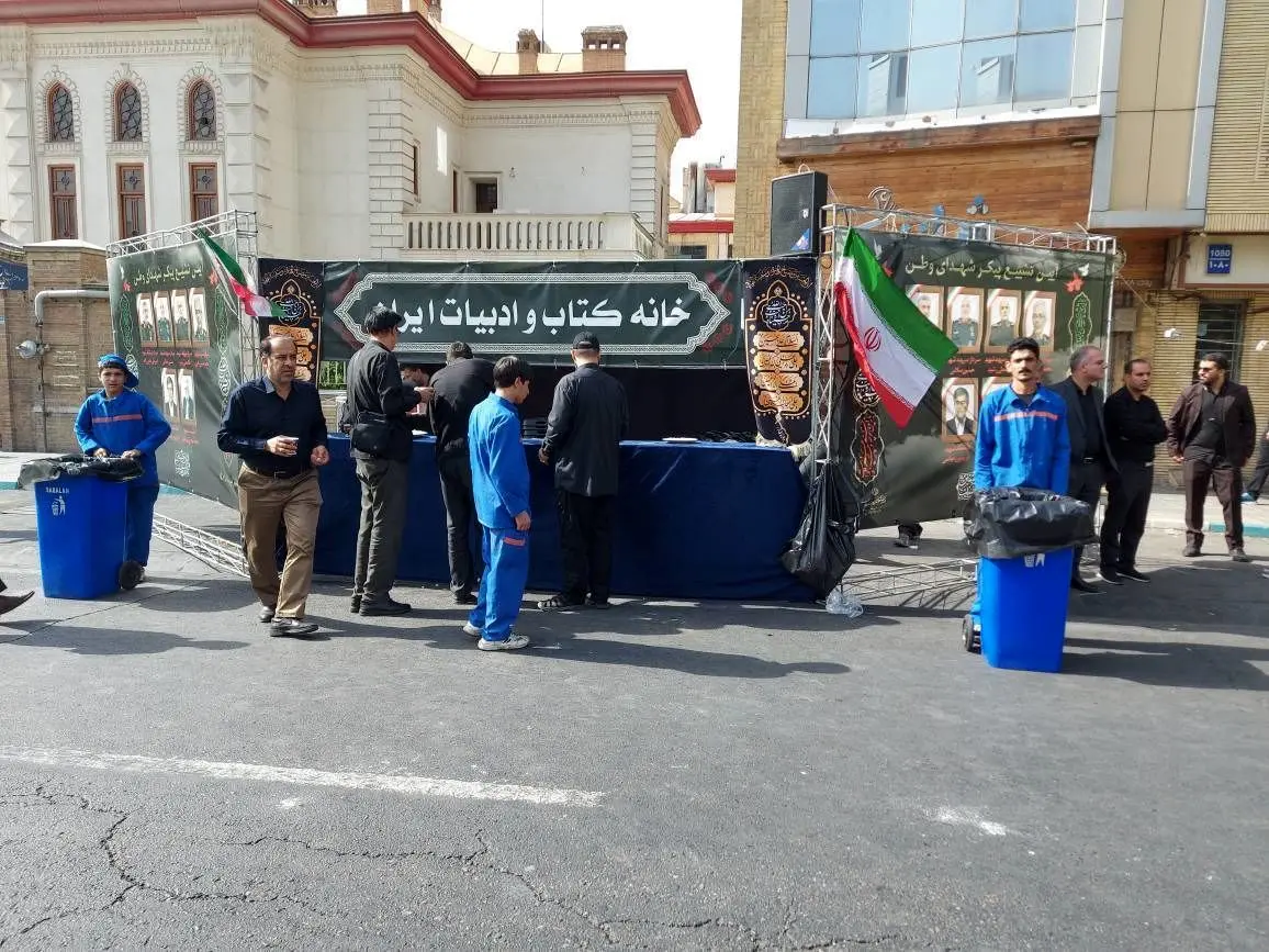 پاکسازی و جمع‌آوری پسماندهای خشک در محور انقلاب اسلامی