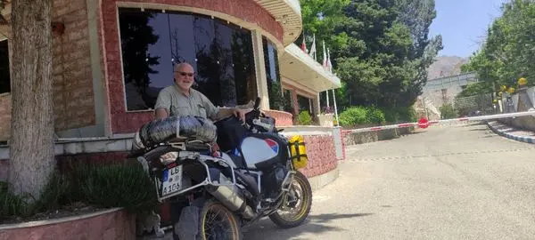 اقامت موتور سوار آلمانی در هتل جهانگردی سراب کیو خرم آباد