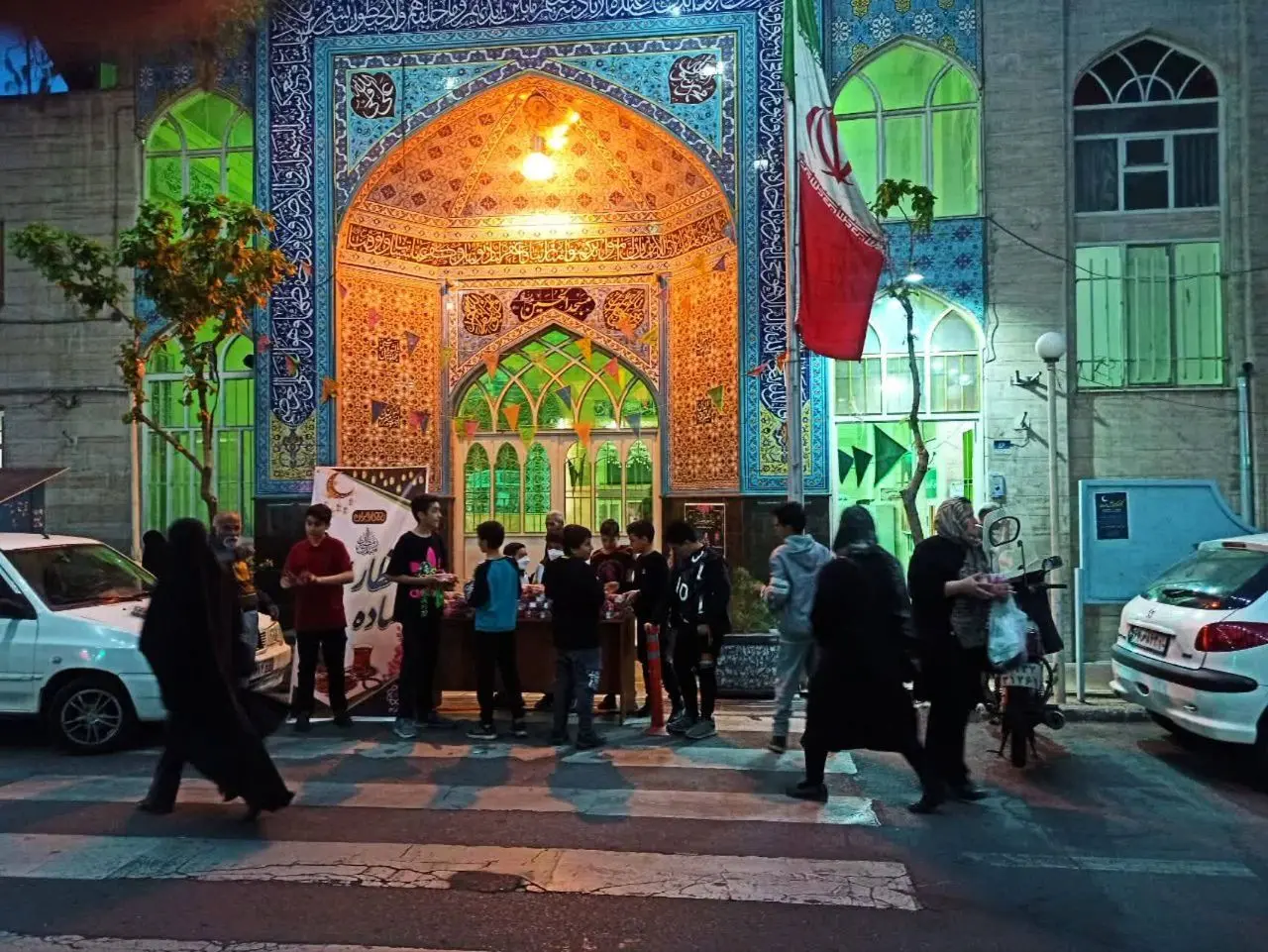 توزیع روزانه ۱۲۰۰ بسته افطاری ساده در نواحی چهارگانه منطقه ۱۳

