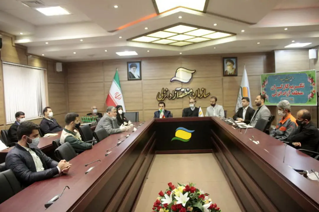 هم زمان با روز جهانی کارگر ، از کارگران نمونه منطقه آزاد انزلی تجلیل شد