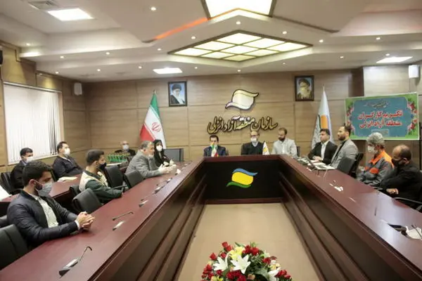 هم زمان با روز جهانی کارگر ، از کارگران نمونه منطقه آزاد انزلی تجلیل شد