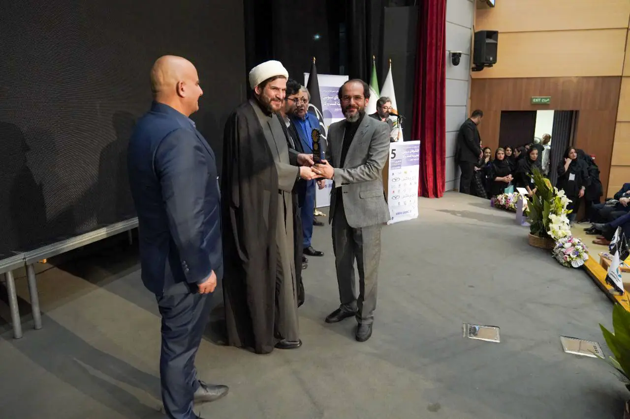 اهدای تندیس کنفرانس بین المللی الگوهای نوین کسب و کار به بانک توسعه تعاون
