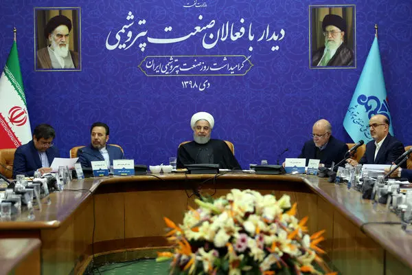 همه باید از سرداران جبهه اقتصاد حمایت کنند