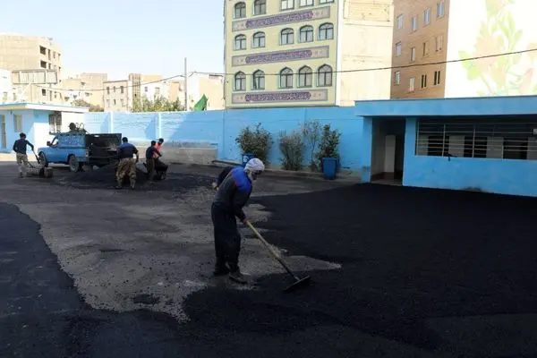 اجرای عملیات روکش آسفالت و بهسازی حیاط 8 مدرسه با پخش بیش از 700 تن آسفالت