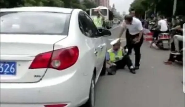 
تمارض مامور پلیس، کار دستش داد! + عکس
