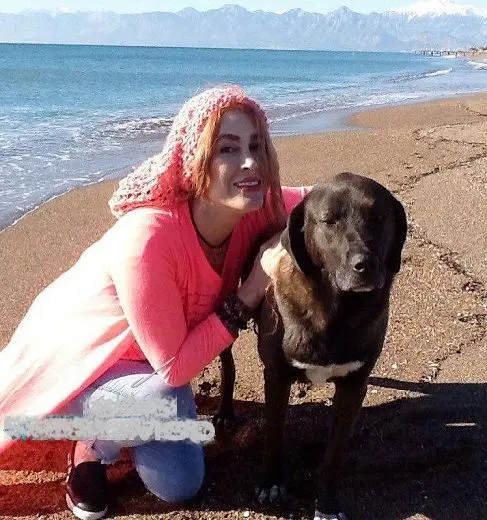 تیپ متفاوت خانم بازیگر در کنار دریا با سگی عجیب و غریب+عکس