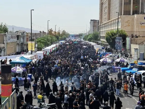 خدمت رسانی به صدها عاشق حسینی درمسیر راهپیمایی جاماندگان اربعین در قلب طهران