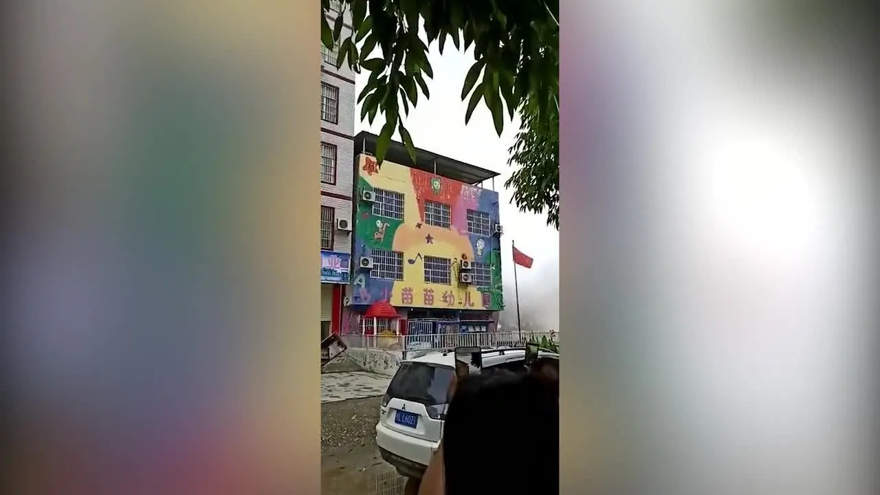 
صحنه‌های دلهره‌آور فروریختن پیاپی ۲۰ ساختمان + عکس
